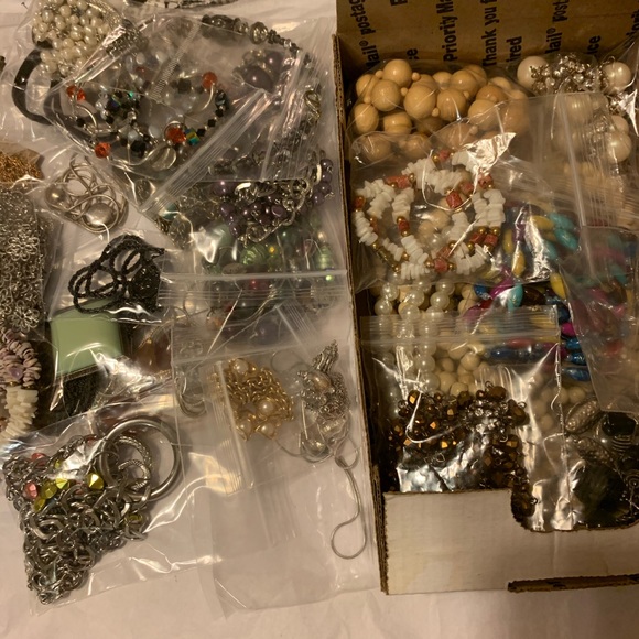 2 lbs vintage to now wearable jewelries mystery - Picture 3 of 8